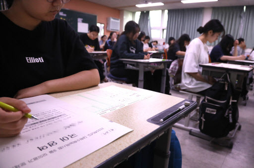 Students at Sangam High School in western Seoul take mock College Scholastic Ability Test on Sept. 4. (Yonhap)