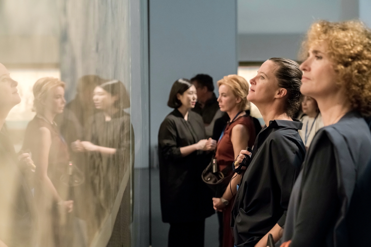 Visitors view an artwork at KIAF 2018 (KIAF)