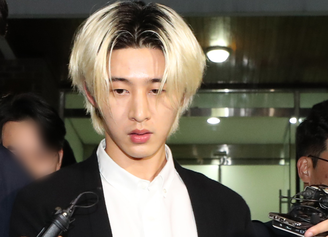 Former leader of K-pop band iKON B.I, real name Kim Han-bin, leaves the Gyeonggi Nambu Provincial Police Agency after interrogation on Wednesday (Yonhap)
