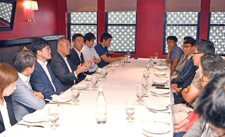 Hyundai Motor Group Executive Vice Chairman Chung Euisun (fourth from left) speaks at a luncheon with Korean correspondents in New York on Monday. (Yonhap)