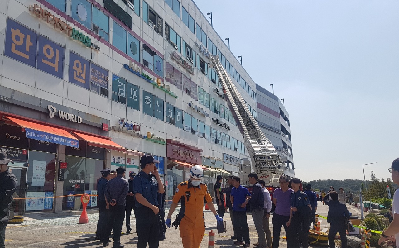 Firefighters break a window of the nursing hospital on the fourth floor of building. (Choi Ji-won/The Korea Herald)