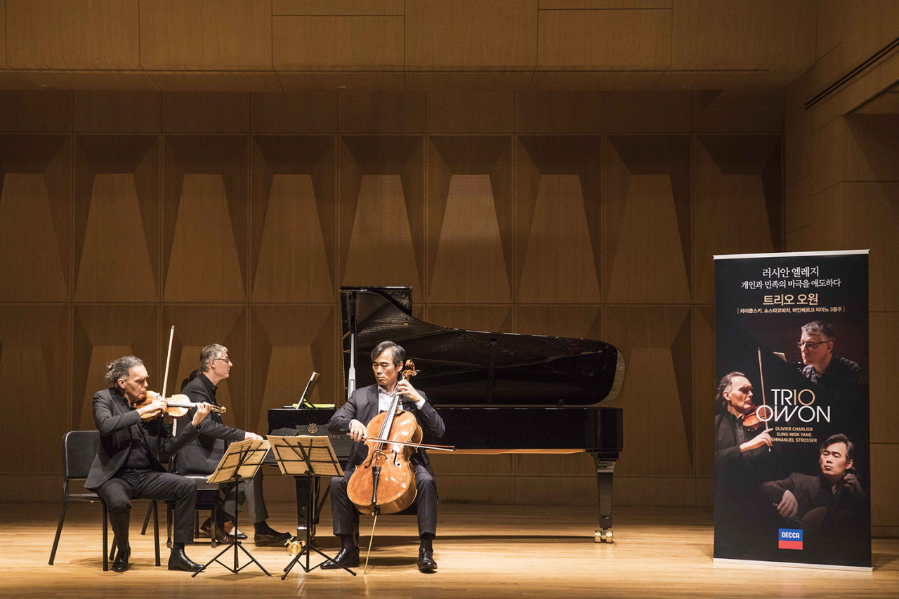 Members of Trio Owon -- (from left) violinist Olivier Charlier, pianist Emmanuel Strosser and cellist Yang Sung-won -- present movements from their latest release at a press event Monday at Ilshin Hall in Hannam-dong, central Seoul. (Universal Music Group International)