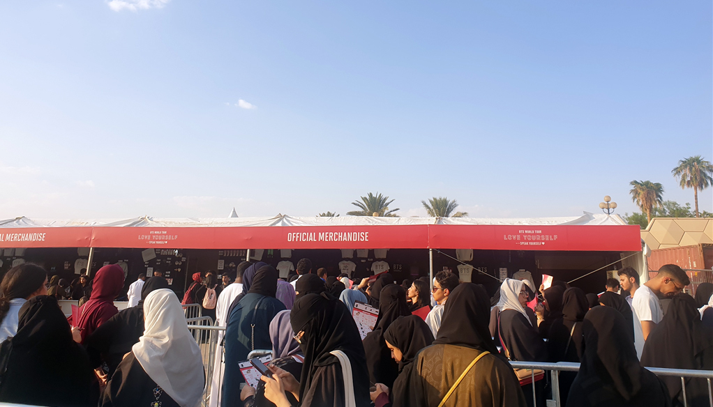 Fans line up to purchase BTS merchandise at sales booths set up around King Fahd International Stadium on Thursday. (Yonhap)