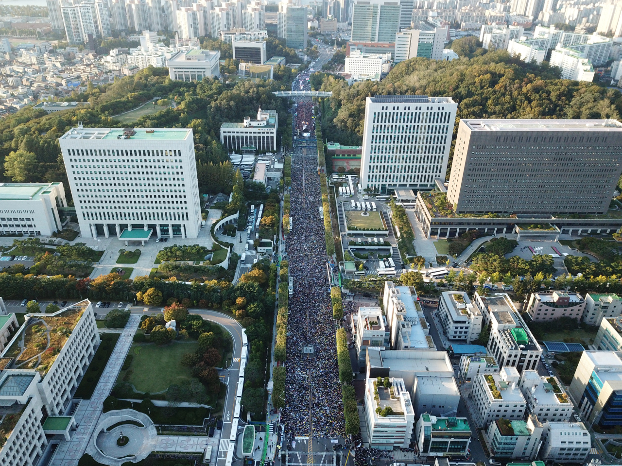 Protesters crowd the street outside the prosecutors` headquarters in Seocho-dong, Seoul, on Saturday. (Yonhap)
