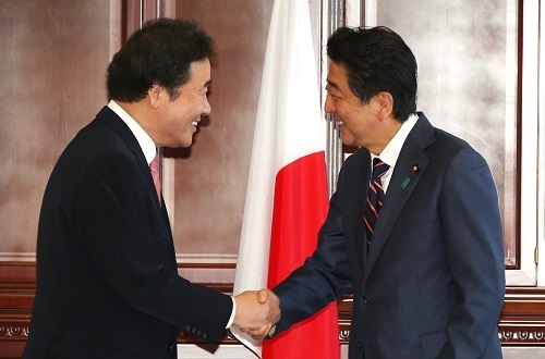 South Korean Prime Minister Lee Nak-yon (left) and Japanese Prime Minister Shinzo Abe (Yonhap)