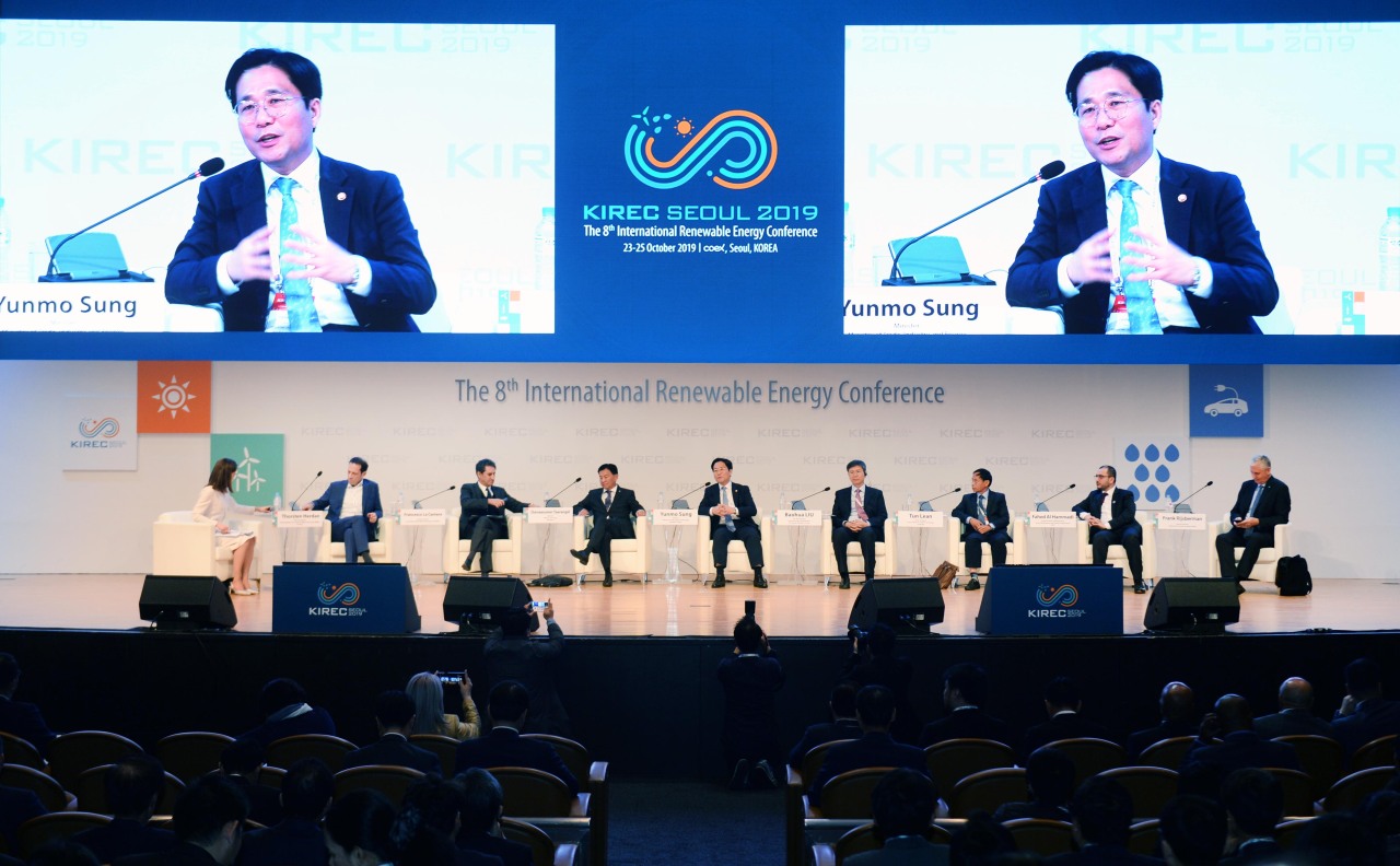 Industry Minister Sung Yun-mo speaks during a high-level panel discussion at the International Renewable Energy Conference held in Seoul on Wednesday. (MOTIE)