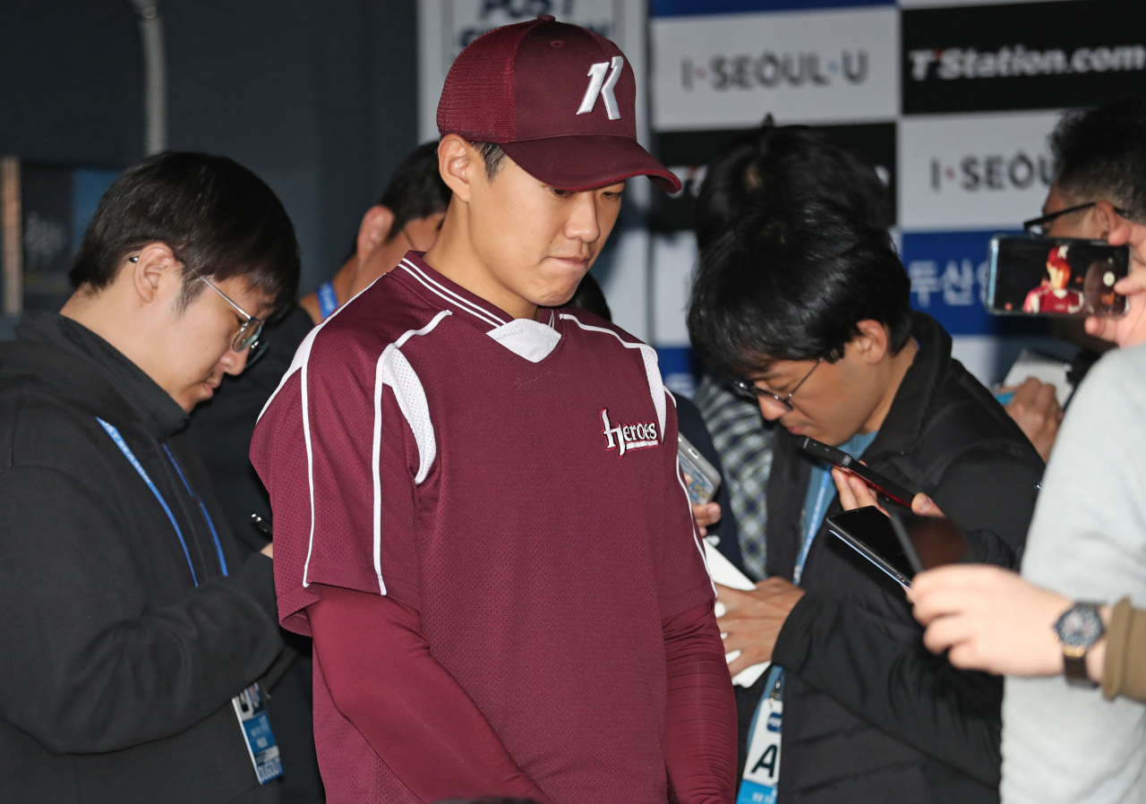 Song Sung-mun of the Kiwoom Heroes (C) speaks to reporters at Jamsil Stadium in Seoul on Wednesday, about his expletive-laden trash talk directed at players of the Doosan Bears during Game 1 of the Korean Series the previous day. (Yonhap)
