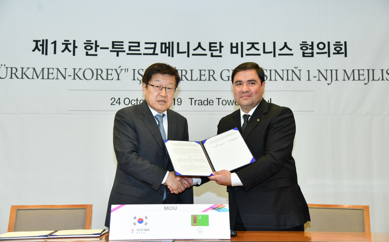 KITA Chairman Kim Young-joo and Turkmenistan’s chamber of commerce head Dovletgeldi Rejepov signs a memorandum of understanding on Thursday in Seoul. (KITA)
