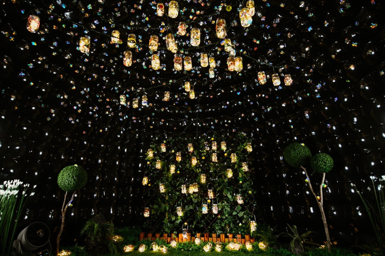 “Sowon Bandi,” a collection of solar-power light lamps representing wishes of the people, is displayed near Seoul Plaza at the Seoul Street Art Fair last month. (Han Sung Motor)