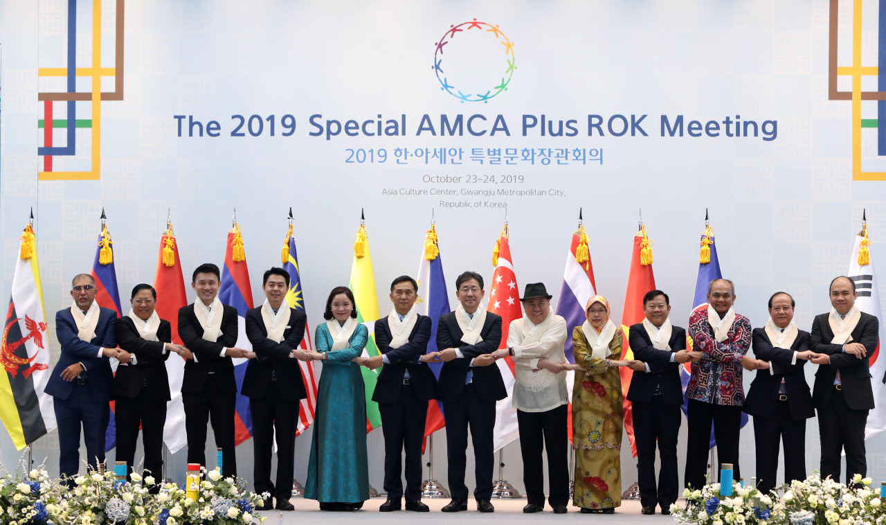 Korean Culture Minister Park Yang-woo (seventh from left) and culture ministers of the 10 ASEAN nations participating in the 2019 Special AMCA Plus ROK Meeting pose for a photo at the Asian Culture Center in Gwangju on Thursday. (Yonhap)