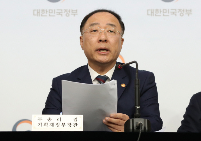 Finance Minister Hong Nam-ki holds a press conference at the foreign ministry building in Seoul. Yonhap