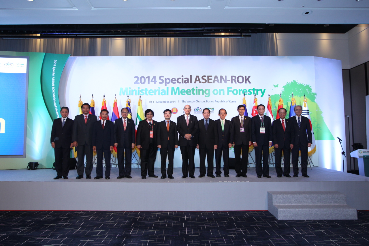 Chiefs from forestry agencies from South Korea and ASEAN countries attended 2014 Korea-ASEAN speical ministrial meeting. Korea Forest Service