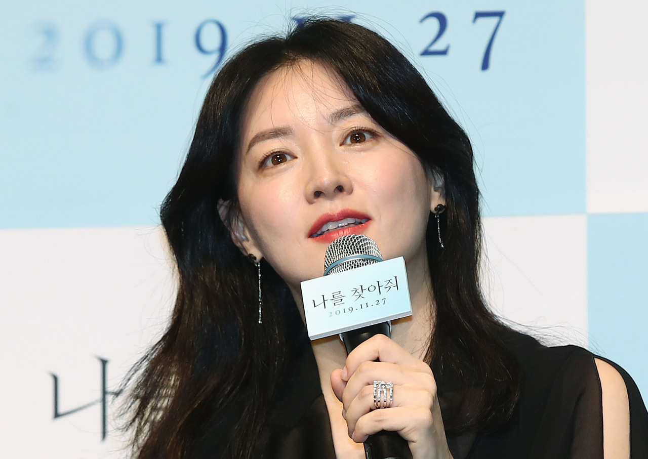 Lee Young-ae speaks at the press conference for “Bring Me Home,” in Seoul on Monday. (Yonhap)