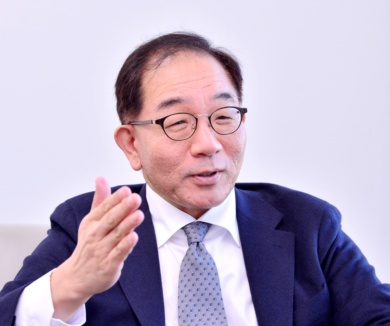Korea Foundation President Lee Geun speaks during an interview with The Korea Herald at the Korea Foundation’s office in central Seoul on Oct. 28. (Park Hyun-koo/The Korea Herald)