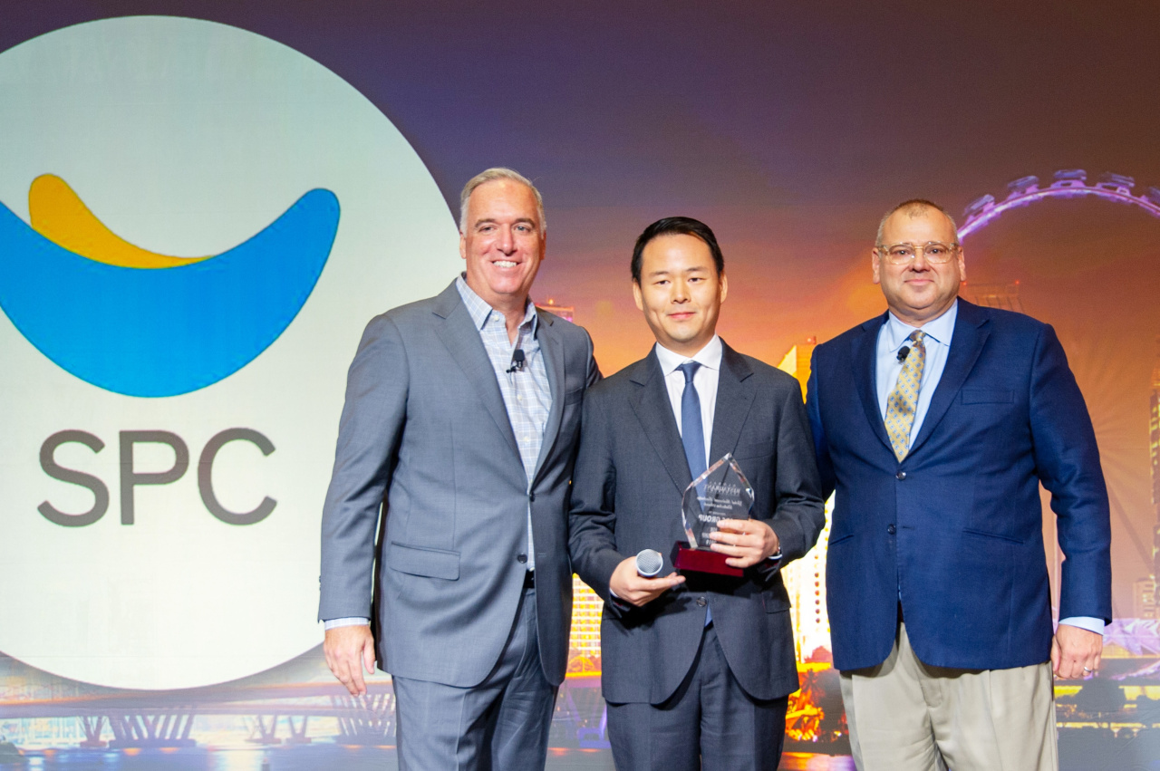 Hur Jin-soo (center), executive vice president of SPC Group poses with Joe Pawlak (right), managing principal of Technomic, and Chris Keating, head of Winsight LLC, after receiving the best partnership award at the Global Restaurant Leadership Conference held in Singapore on Tuesday. (SPC Group)