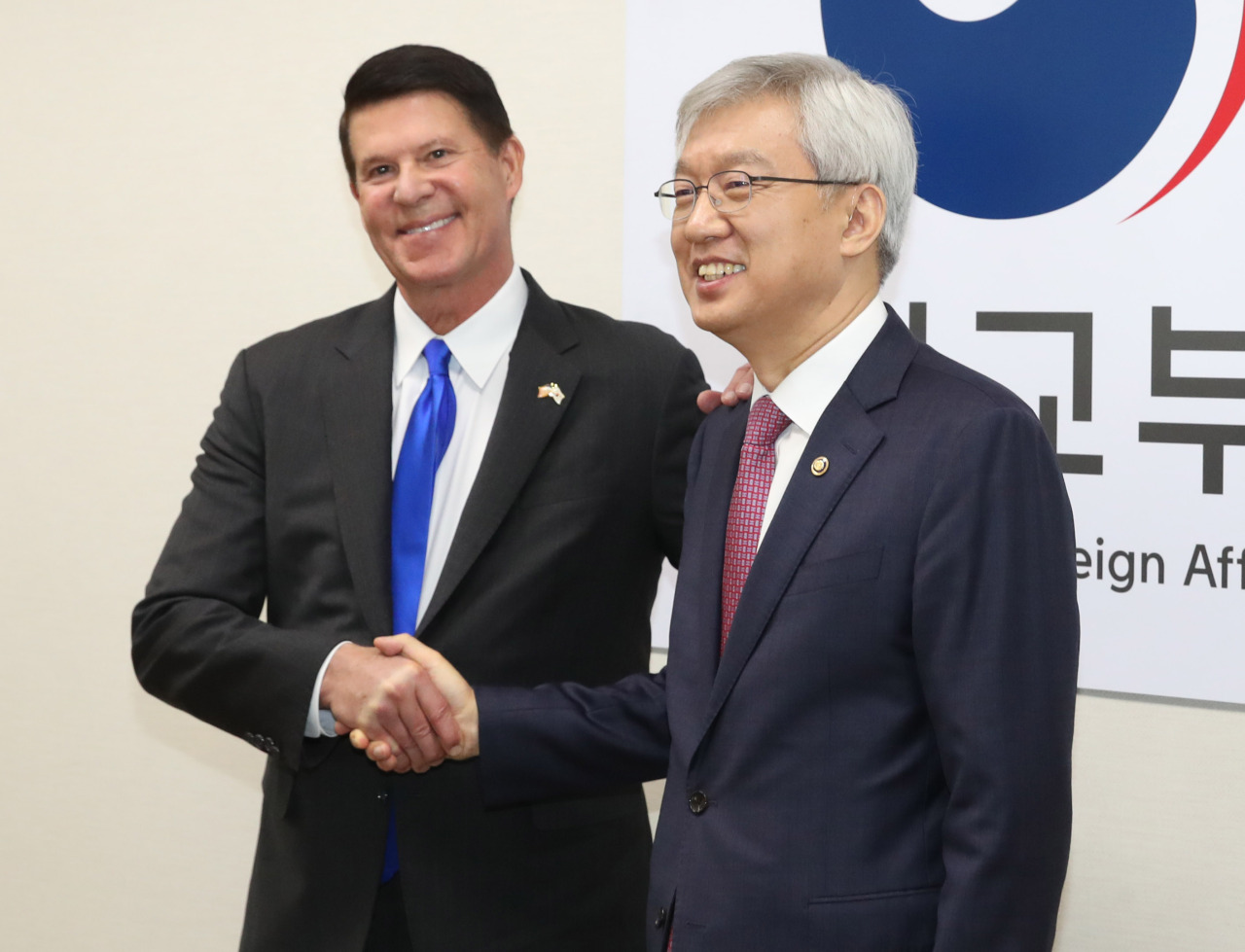 South Korea's Vice Foreign Minister Lee Tae-ho shakes hands with US Under Secretary of State for Economic Growth, Energy, and the Environment Keith Krach during the 4th Republic of Korea-United States Senior Economic Dialogue, held in Seoul on Wednesday. (Yonhap)