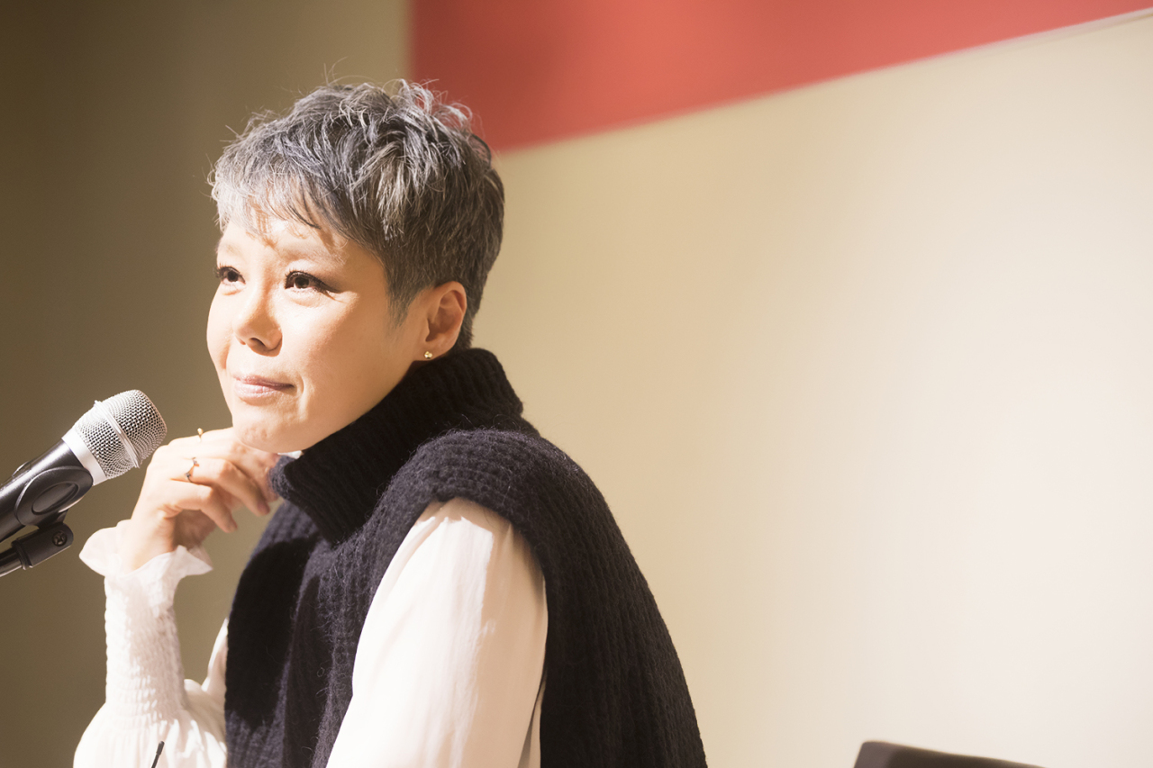 Singer Lee Eun-mee speaks at a press conference Tuesday in Gwanghwamun, central Seoul. (Neobiz)