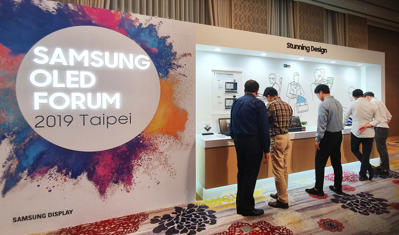 Attendees look at display products exhibited at the Samsung OLED Forum 2019 in Taipei on Thursday. (Samsung Display)