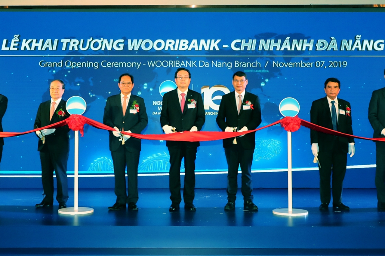 Woori Financial Group Chairman and CEO Sohn Tae-seung (third from left) on Thursday attends a tape-cutting ceremony for Woori Bank Vietnam’s Danang office, with key officials of Woori Bank Vietnam and local organizations. (Woori Financial Group)