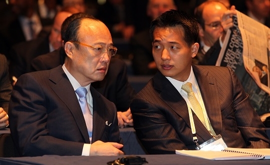 Hanwha Group Chairman Kim Seung-youn talks to his eldest son Kim Dong-kwan. (Yonhap)