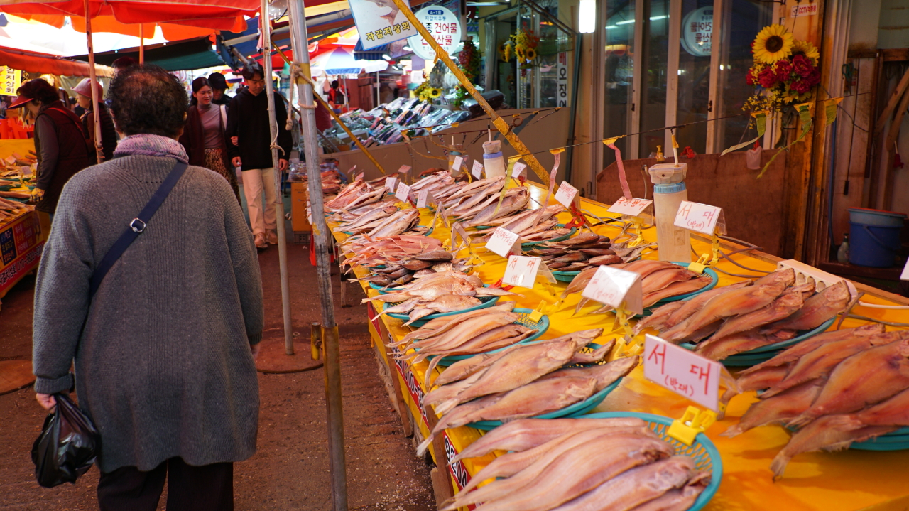 Jagalchi Market (Yoon Min-sik/The Korea Herald)