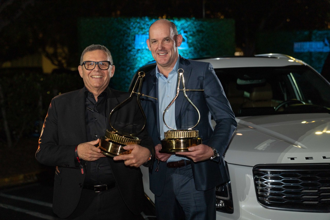 Peter Schreyer (left), president and head of design management of Hyundai Motor Group and Michael Cole, president of Kia Motors America, pose for a photo at an award ceremony held by MotorTrend’s head office in California on Monday. (Hyundai Motor)