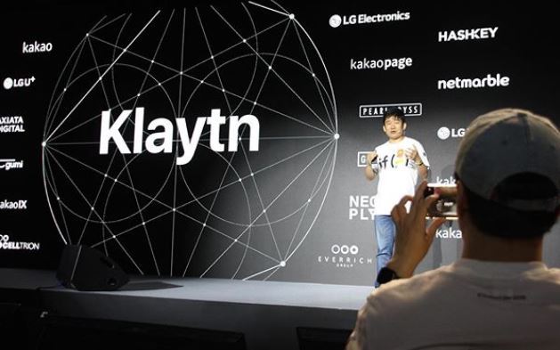 A Kakao developer explains the Klaytn blockchain ecosystem at the “if kakao” developers’ conference, in this file photo taken Aug. 30, 2019. (Lim Jeong-yeo/The Korea Herald)