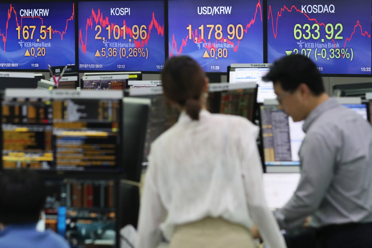 KEB Hana Bank's dealing room on Friday. (Yonhap)