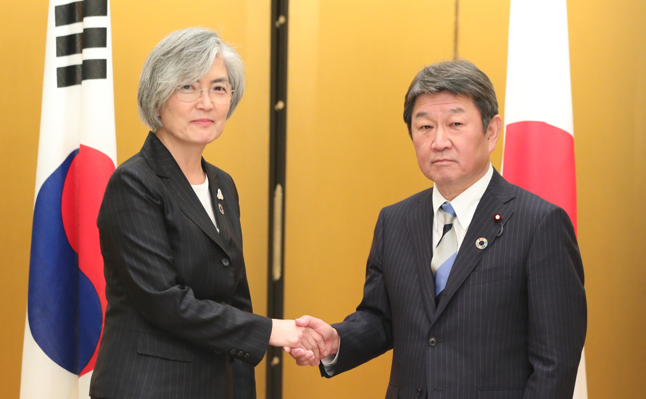Foreign Affairs Kang Kyung-wha (left) and her Japanese counterpart Toshimitsu Motegi (right). Yonhap