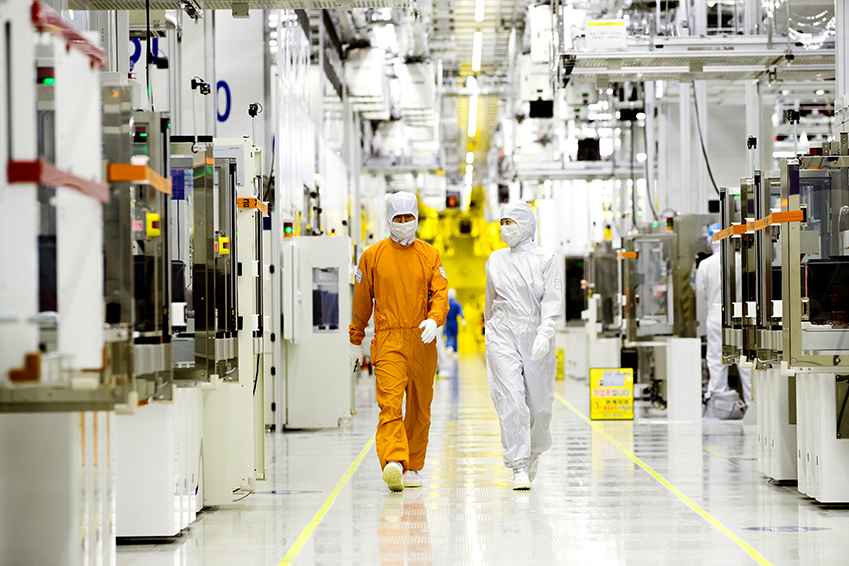 Engineers walk in a clean room at Samsung Electronics’ memory plant. (Samsung Electronics)