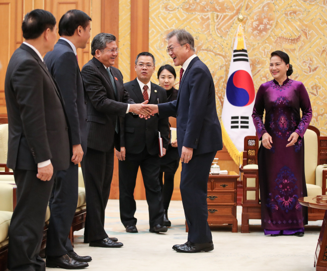 President Moon Jae-in (center) shakes hands with delegates accompanying Chairwoman of Vietnam’s National Assembly Nguyen Thi Kim Ngan (right) at Cheong Wa Dae during her visit to Seoul on Dec. 6, 2018. During the meeting, Moon emphasized the importance of Vietnam to South Korea and the need for wider economic and human exchanges. (Yonhap)