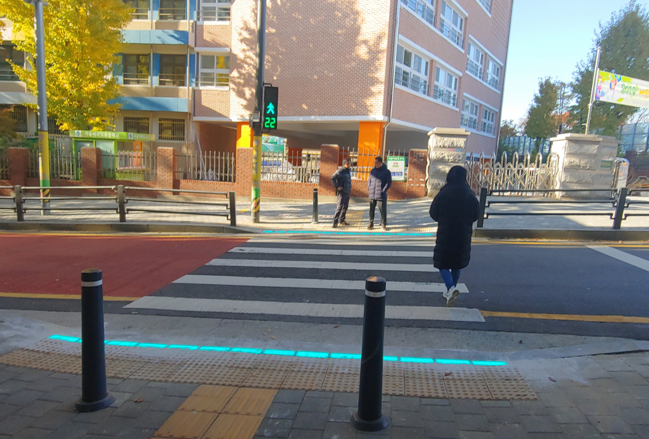 korean in-ground traffic lights to protect smartphone users