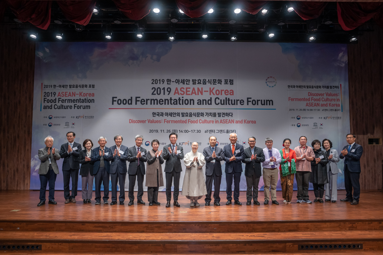 Participants at The ASEAN-Korea Food Fermentation and Culture Forum pose at the aT Center in Seoul on Tuesday (Ministry of Agriculture, Food and Rural Affairs)