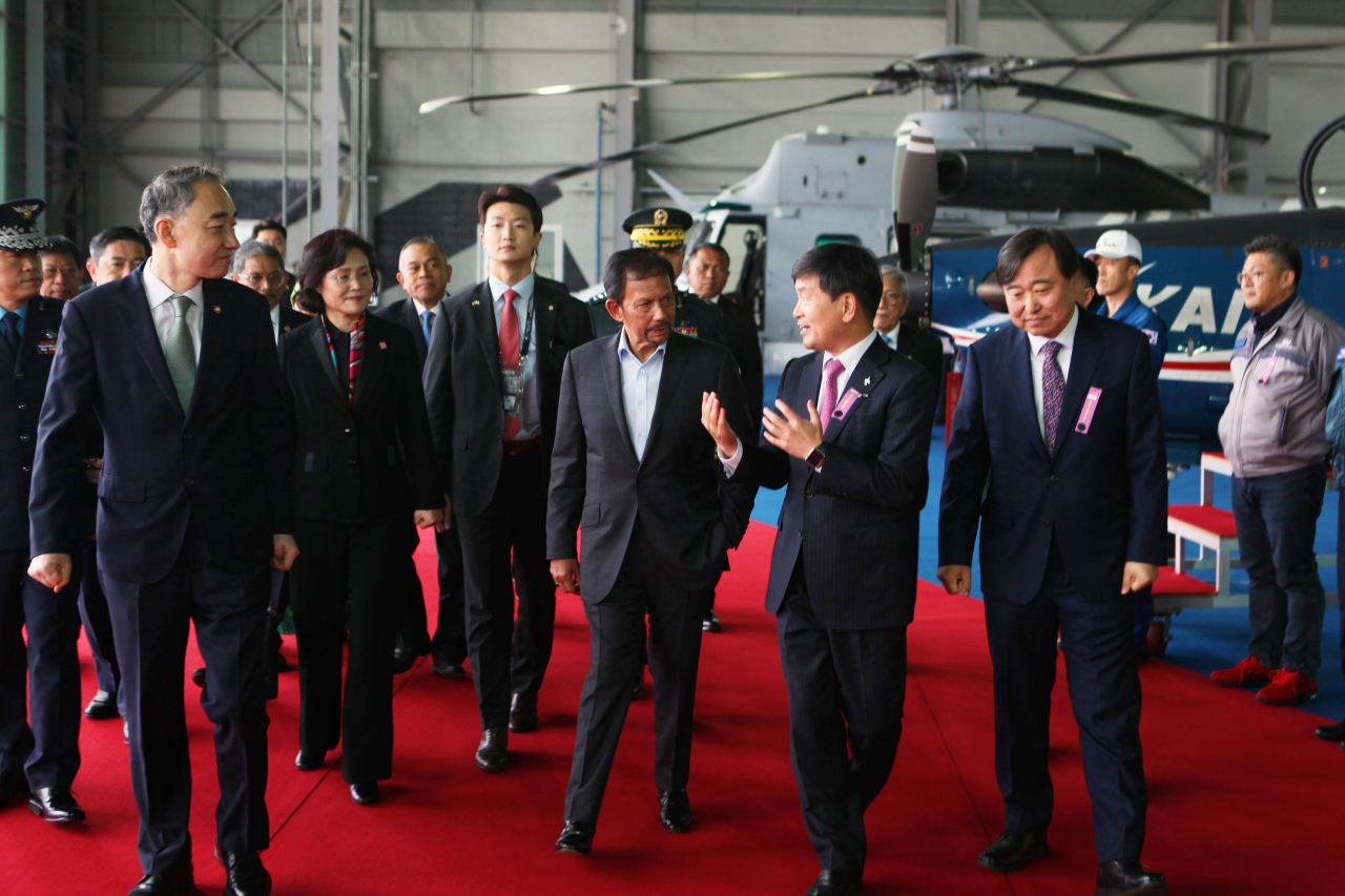Brunei’s Sultan Hassanal Bolkiah is briefed by Choi Sang-yeol, executive vice president of KAI’s business division, on the FA-50 while visiting Gimhae Airport near Busan on Monday. KAI CEO Ahn Hyun-ho (right) also greeted the sultan. (KAI)