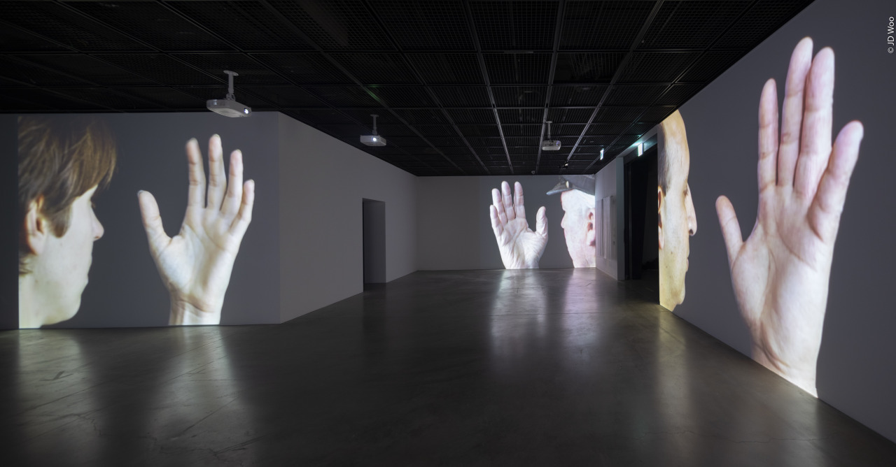 An installation view of Gary Hill’s “HanD HearD” (1995-96), part of Suwon IPark Museum of Art’s exhibition “Gary Hill: Momentombs” (Courtesy of the artist)