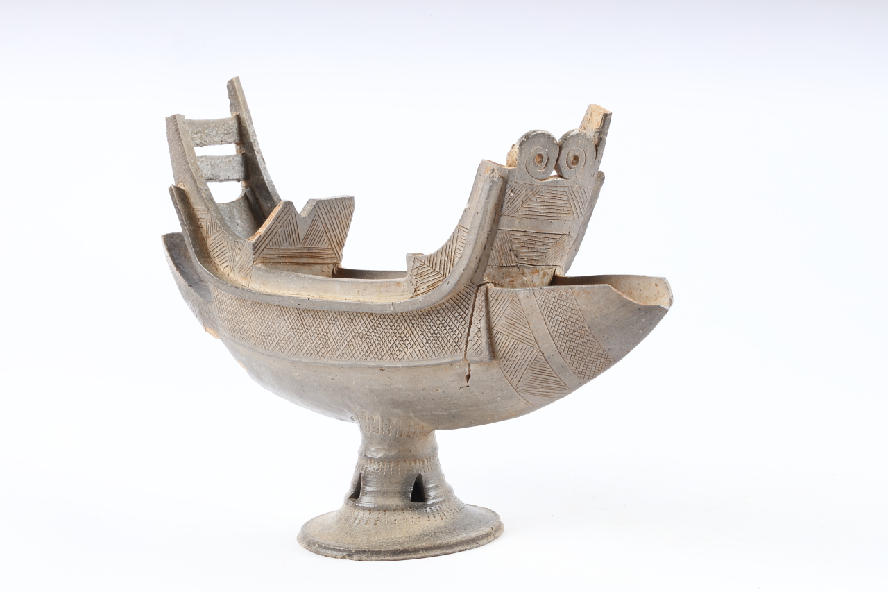 Ship-shaped Gaya pottery, dating back to the fifth century, was found at an archaeological site in Changwon, South Gyeongsang Province. (The National Museum of Korea)