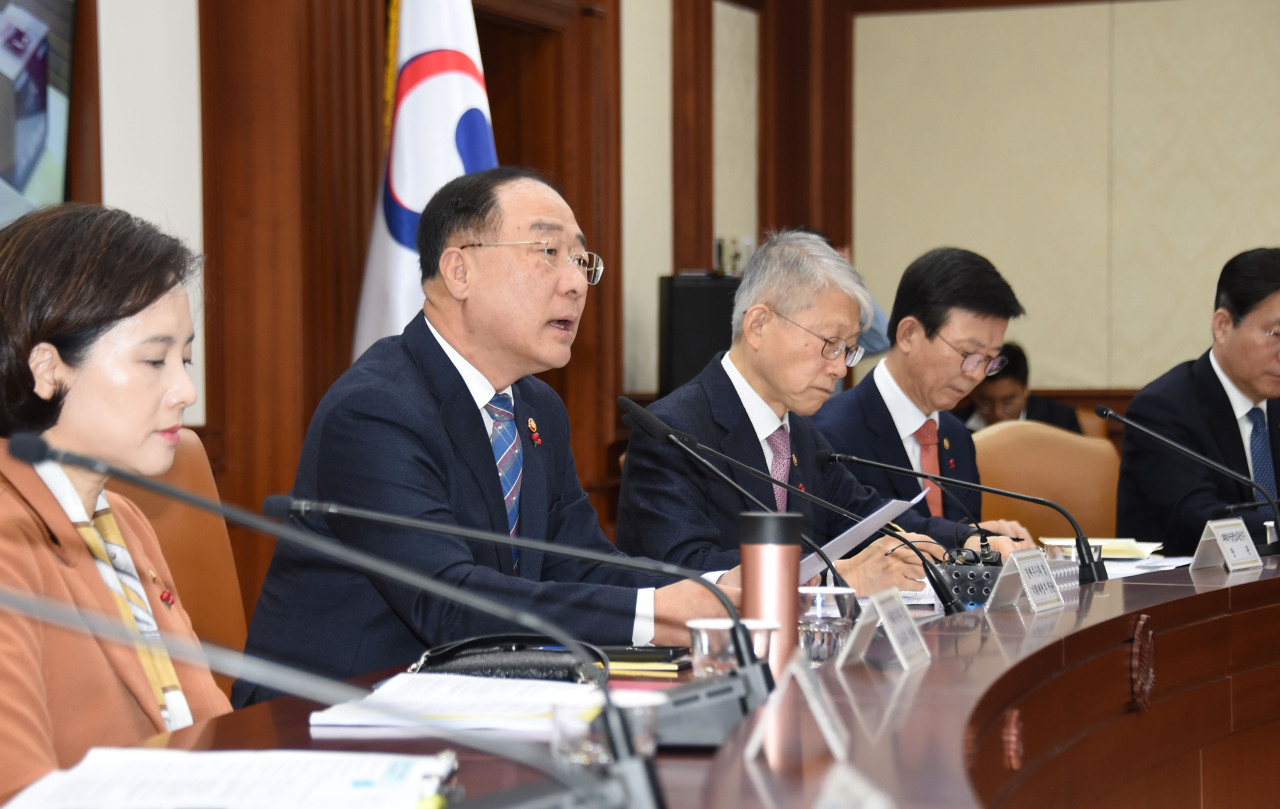 Deputy Prime Minister and Finance Minister Hong Nam-ki (second from left) speaks in a meeting of economy-related ministers at Seoul Government Complex on Wednesday. (Ministry of Economy and Finance)