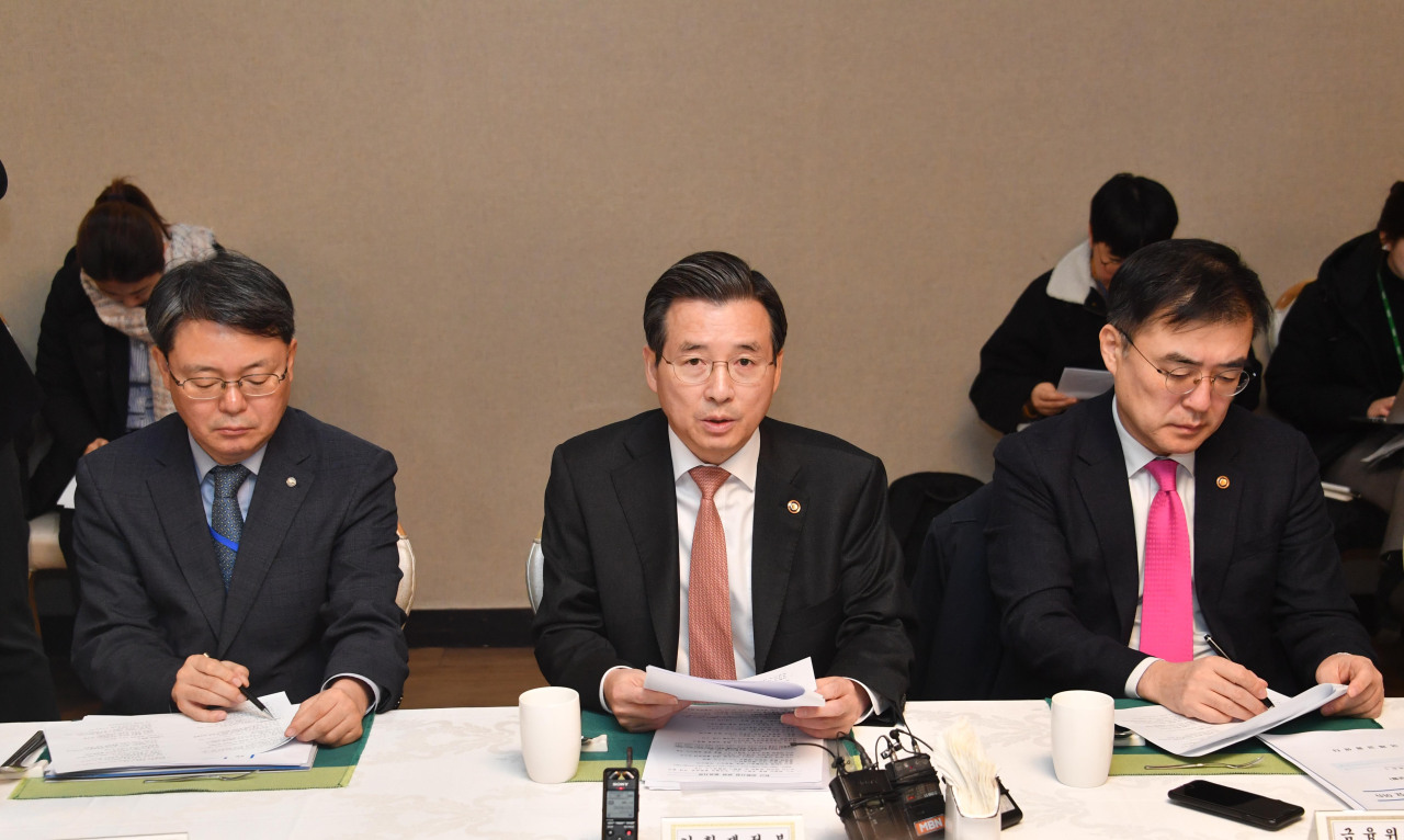 Kim Yong-beom (center), first vice minister of finance, chairs a macroeconomy-finance meeting at the Seoul Government Complex on Monday. (Ministry of Economy and Finance)