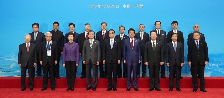 President Moon Jae-in (from fourth from left, front row), Chinese Premier Li Keqiang and Japanese Prime Minister Shinzo pose for a photo before a business summit of Korea, Japan and China begins in Chengdu, China on Tuesday. Yonhap