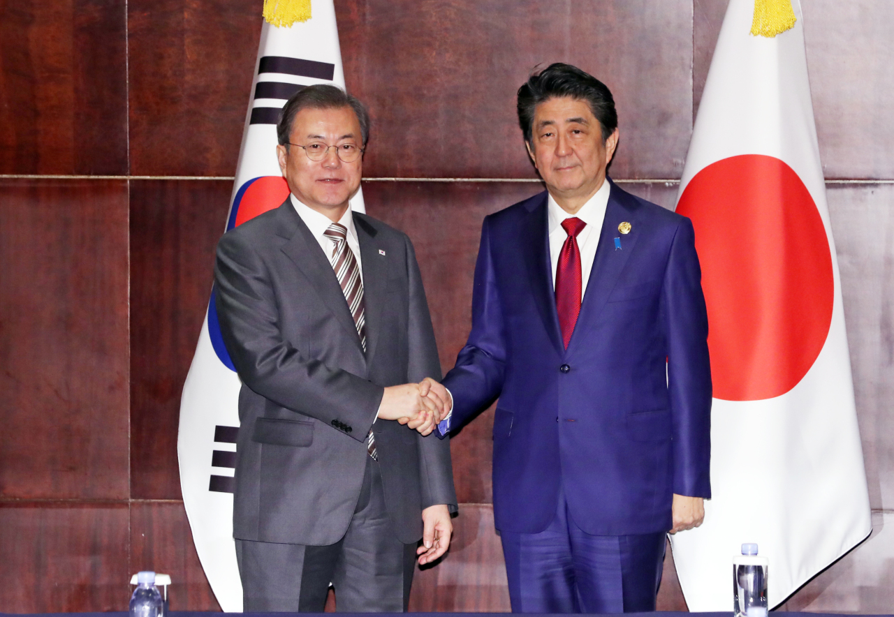 President Moon Jae-in and Japanese Prime Minister Shinzo Abe pose before summit meeting in Chengdu, Sichuan Province, China on Tuesday. Yonhap