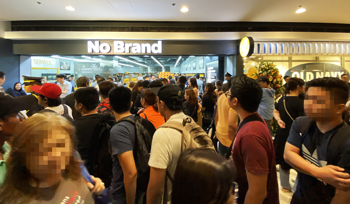People shop at E-mart’s first No Brand outlet in Manila, the Philippines. (Emart)