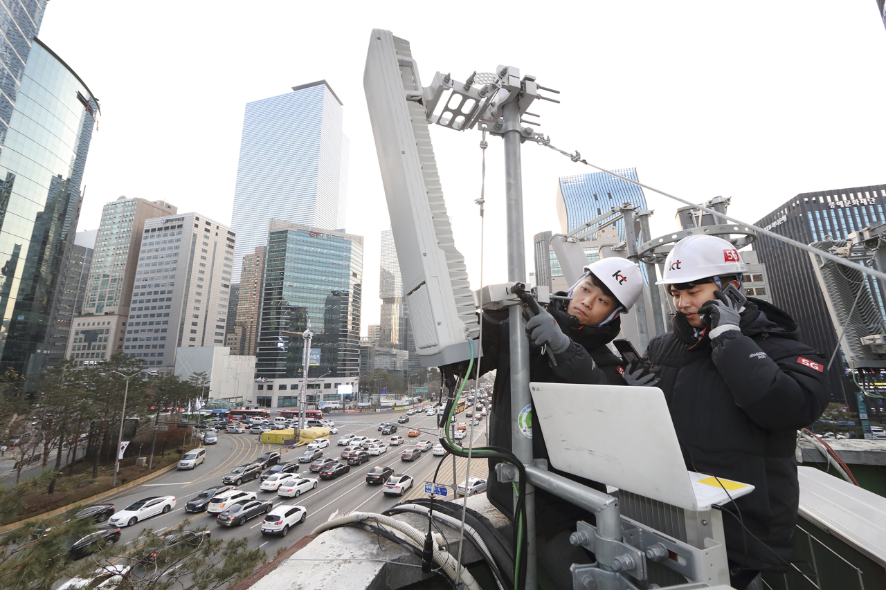 KT workers check the network performance in the Gangnam area. (KT)