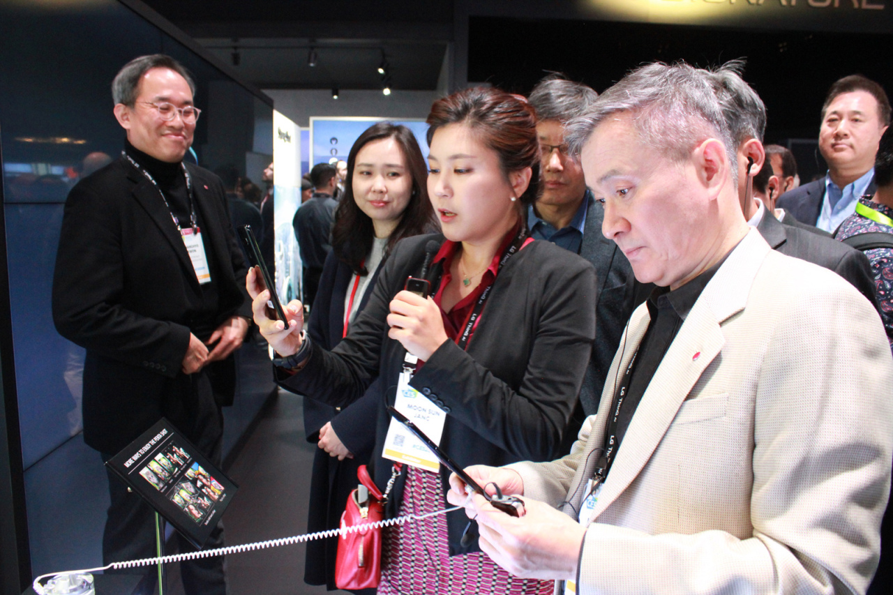 LG Uplus Vice Chairman and CEO Ha Hyun-hwoi visits LG Electronics’ booth set up at CES 2019 (LG Uplus)