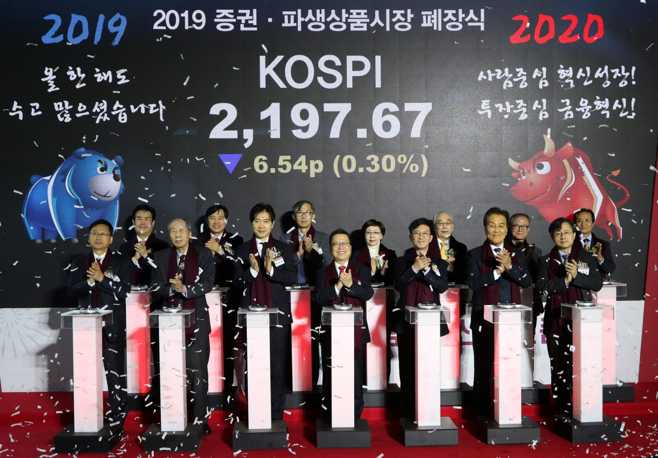 Korea Exchange Chairman Jung Ji-won (fourth from left, front row) and other officials celebrate the closing of the 2019’s stock trading day at the KRX headquarters in Busan on Monday. (KRX) 