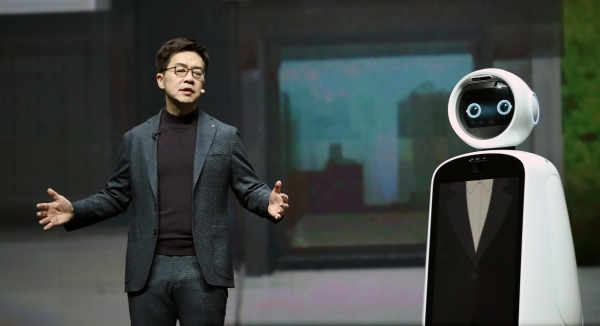 Park Il-pyung, chief technology officer of LG Electronics, delivers a keynote speech at the opening of the Consumer Electronics Show in Las Vegas on Jan. 7, 2019. (Yonhap)