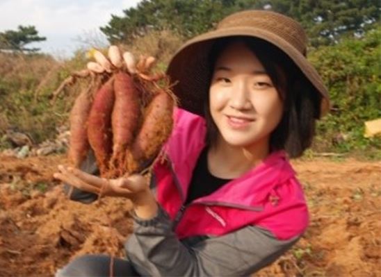 A farmer in her 20s, who leads an agricultural enterprise as the CEO in Gimje, North Jeolla Province (Kang Bo-ram Sweet Potato Co.)