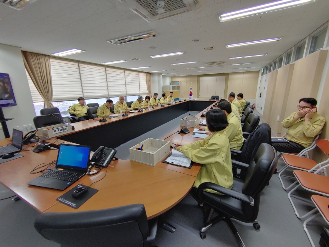 South Chungcheong Province education office officials hold an emergency meeting on Saturday. Yonhap