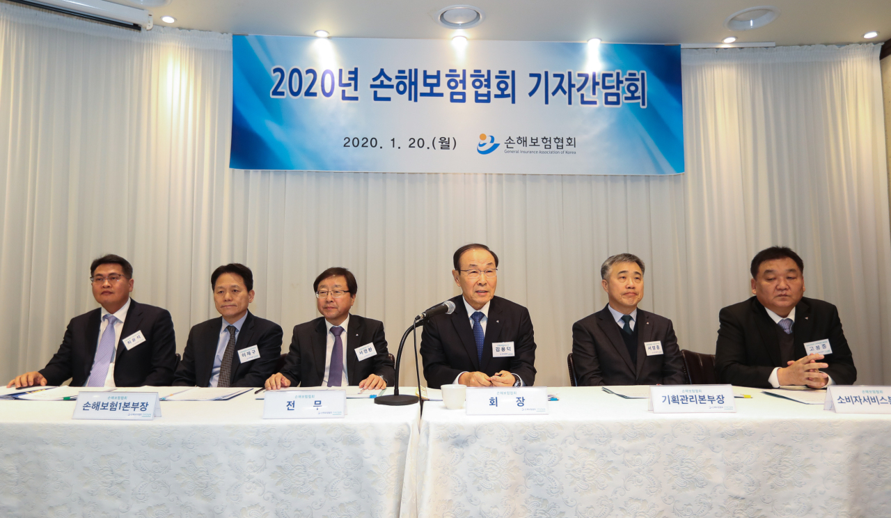 Kim Yong-deok(third from right), chairman of the General Insurance Association of Korea, delivers a speech at a press event on Monday in Seoul. (GIAK)
