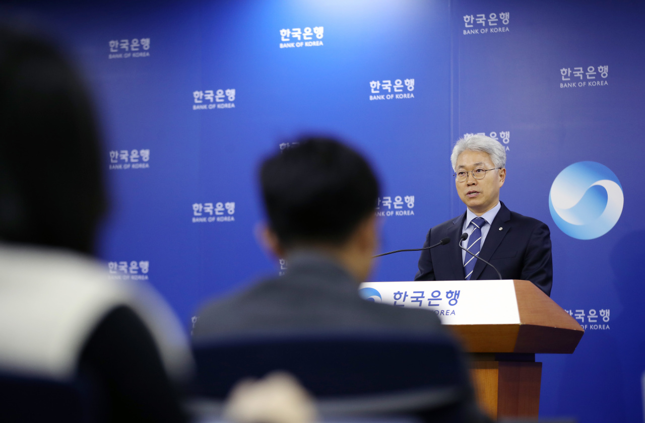 Park Yang-su, director of economic statistics at the Bank of Korea, on Wednesday speaks in a press briefing on South Korea’s GDP growth in 2019. (Yonhap)