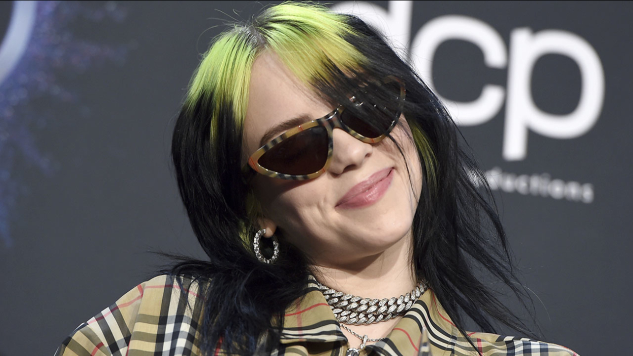 Billie Eilish poses at the American Music Awards in Los Angeles on Nov. 24, 2019. (AP/Yonhap)
